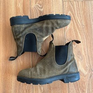 Blundstone Boot in Dark Olive Suede